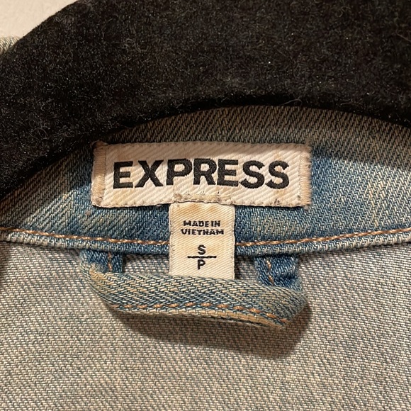 Express Cropped Washed Denim Jacket - Picture 4 of 8